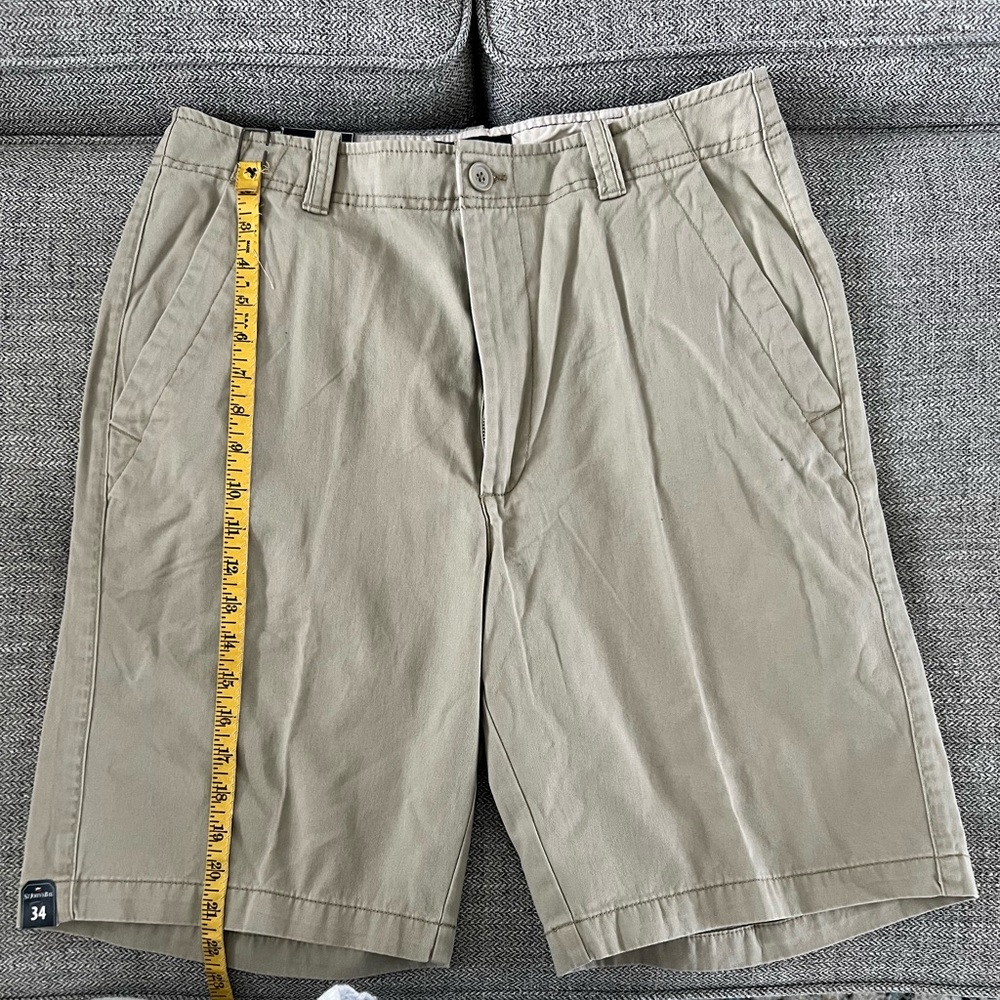 Men’s NWT 10” inseam flat front khaki bermudas. Size 34, St John’s Bay